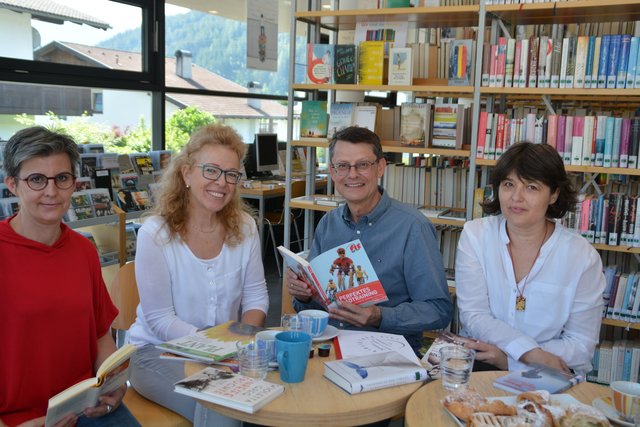 Bibliothek-Team (v. li.) Melanie Baumgartner, Elisabeth Leis (Schulbibliothekarin) mit Bgm. Thomas Öfner und Maria-Luise Post.