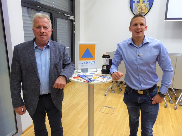 Bürgermeister Karl Fadinger und Zivilschutzbeauftragter Manuel Gößler konnten einige Interessierte zur Bürgerversammlung zum Thema „Blackout – Selbstschutz bei großen Stromausfällen“ begrüßen.