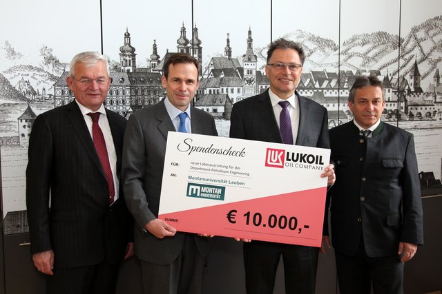 Spendenscheck-Übergabe: Universitätsprofessor Herbert Hofstätter, Robert Gulla (Lukoil Holding), Rektor Wilfried Eichlseder und Michael Kouba (v.l.).