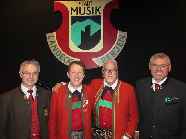 Hermann Delago ist bereits zu Lebzeiten eine musikalische Legende. LO Elmar Juen, Obmann Wilfried Hammerle und BO Florian Geiger gratulierten zum 30-jährigen Kapellmeisterjubiläum.