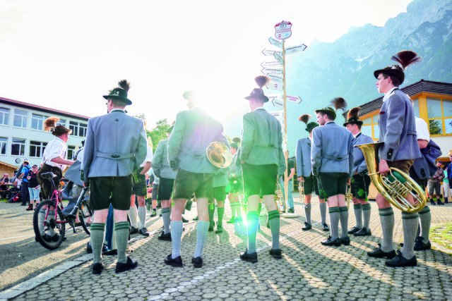 Das Saitenstrassen Festival füllt die Alpenwelt Karwendel Ende Mai mit Volksmusikklängen | Foto: Marco Felgenhauer