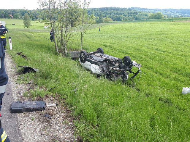 Das Auto der Tschechin überschlug sich und landete im Graben.