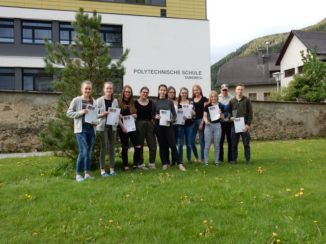 Die TeilnehmerInnen am Landeswettbewerb, dich sich für ihre bravourösen Leistungen mit Urkunden, Bronze, Silber und Gold belohnten. Von links: Leonie und Laura Kerschhaggl (FB Bau/Malerei), Maria Moser (FB Dienstleistungen), Christina Ehrenreich (FB Dienstleistungen), Jasmina Avdic (FB Bau/Malerei), Katharina Hörbinger (Landesmeisterin Handel &amp; Büro), Lena Frandl/Stefanie Gfrerer/Anna Mörtl (Team Tourismus), Gregor Fuchs (FB Mechatronik) und Michael Premm (Sieger im Fachbereich Holz). | Foto: Polytechnische Schule Tamsweg