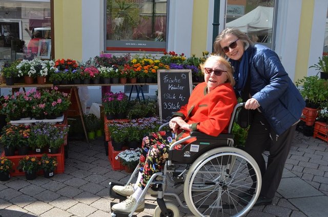 Bewohnerin Friederike Renz und die ehrenamtliche Mitarbeiterin Elisabeth Berger bewunderten die angebotenen Kräuter.