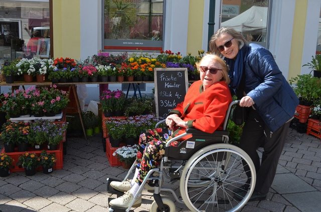 Bewohnerin Friederike Renz und die ehrenamtliche Mitarbeiterin Elisabeth Berger bewunderten die angebotenen Kräuter.  | Foto: SeneCura