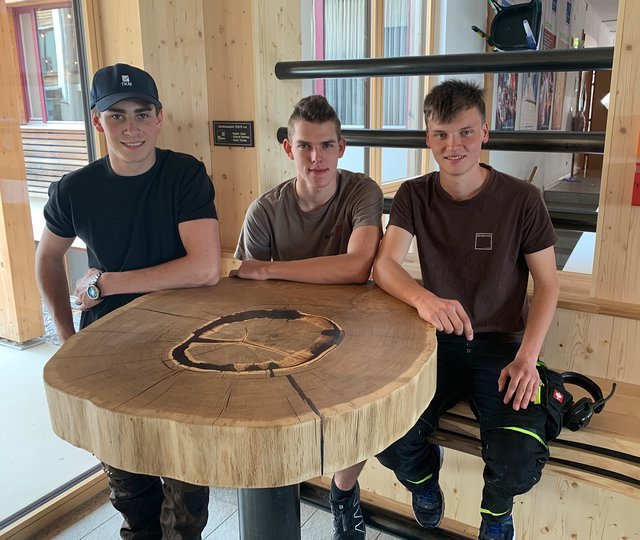 V.l.: Thomas Huber, Matthias Schandl und Julian Kasper zeigten ihre selbst geplanten und gefertigten Sitzmöbel inkl. Stehtisch für den Haupteingang am Holztechnikum Kuchl.