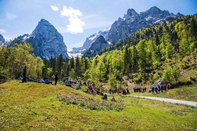 Vor der imposanten Kulisse des Wilden Kaisers feierten die Wallfahrer gemeinsam bei Hinterbärenbad die Feldmesse. | Foto: ÖAV Kufstein/Klaus Noggler