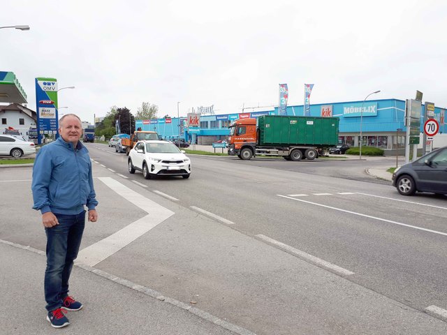 Amstettens SPÖ-Verkehrssprecher Bernhard Wagner will die Kreuzung beim Möbelix in Amstetten entschärfen.