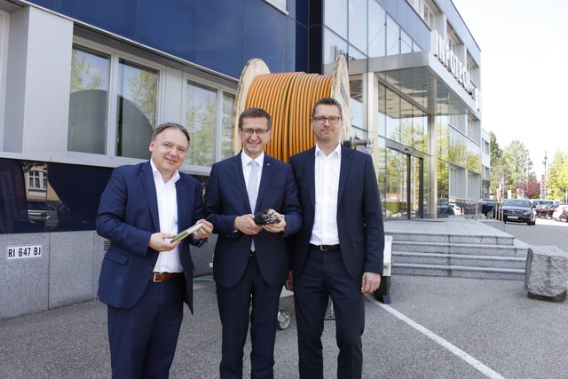 Wirtschafts-Landesrat Markus Achleitner (mitte) setzt sich für den Flächendeckenden Glasfaserausbau in Oberösterreich ein. links: Hans Kühberger, rechts: Bernhard Schuster.