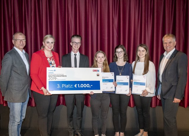 Jury-Vorsitzender DI Josef Bichler, BR Mag. Marlene Zeidler-Beck, das am 3. Rang platzierte Team der HTL Wiener Neustadt und Landesinnungsmeister BM Ing. Robert Jägersberger,