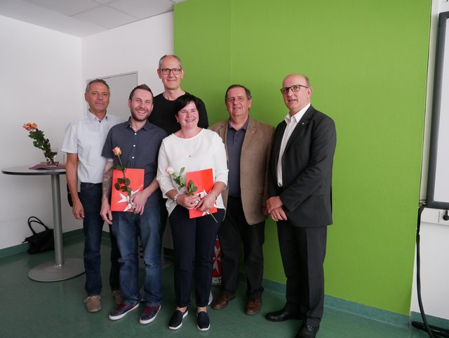 Erfolgreiche Weiterbildung: Heimleiter Reinhard Scheiber Altersheim Landeck), Absolvent Christoph Tilg, PDL Viktor Zolet, Absolventin Martina Schuchter und Obmann Walter Immler (SGS Oberstes Gericht/Pfunds) sowie Johanniter-GF Franz Bittersam (v.l.).