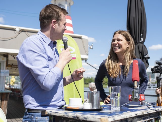 Sarah Wiener mit dem grünen Landessprecher Stefan Kaineder auf dem Salonschiff Fräulein Florentine. | Foto: GrüneOÖ/Mayrhofer