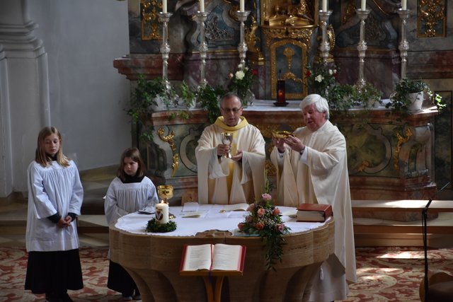 Jakob Bürgler und Dekan Franz Neuner feiern das Messopfer des Festgottesdienstes zusammen