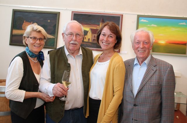 Im Bild (v.li.): Christine Prutsch, Ing. Toni Habres, GR Angela Stöckl-Wolkerstorfer und der Künstler Manfred Laschober.