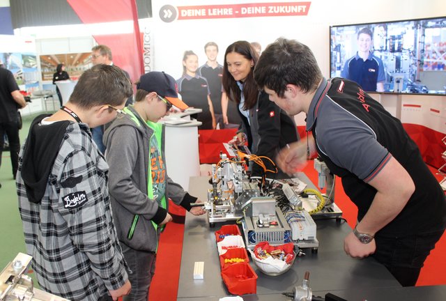 Die Schüler machten regen Gebrauch von den Praxisübungen an den zahlreichen Ständen der Betriebe. | Foto: Jungwirth