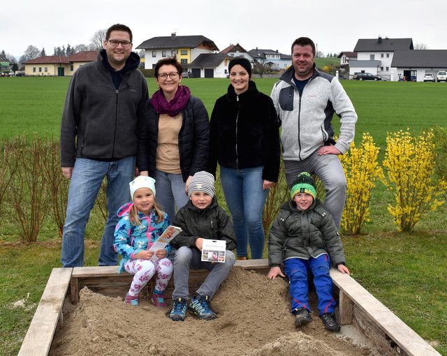 ÖAAB-Bezirksobfrau Manuela Gschwandtner (2.v.l.) war bei der Spielsand-Aktion in ihrer Heimatgemeinde Gampern aktiv.
