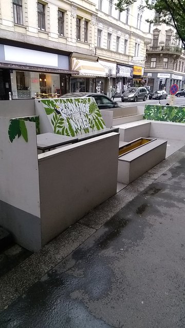 Holzpawlatsche soll zum "konsumationslosen Verweilen" einladen, mitten im Straßenlärm und Abgasen ?