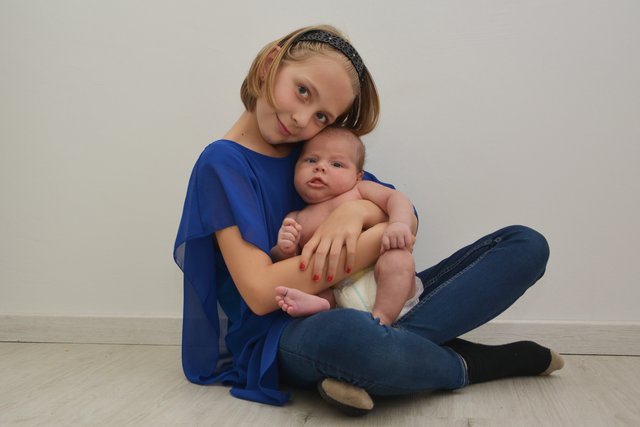 Die stolze Schwester Elena mit ihrem neugeborenen Bruder Jannik