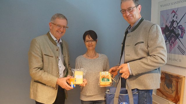 Bezirksblätter Redakteurin Evelyn Hartman freute sich über die heimischen Milchprodukte, die sie von Christian Angerer (li.) und Harald Kleiner (re.) überreicht bekam.