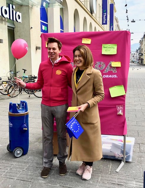 Claudia Gamon (Neos) auf dem Linzer Martin Luther Platz. | Foto: Neos