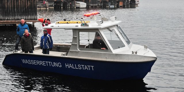 Die Wasserrettung Hallstatt barg den verunglückten Radfahrer.
