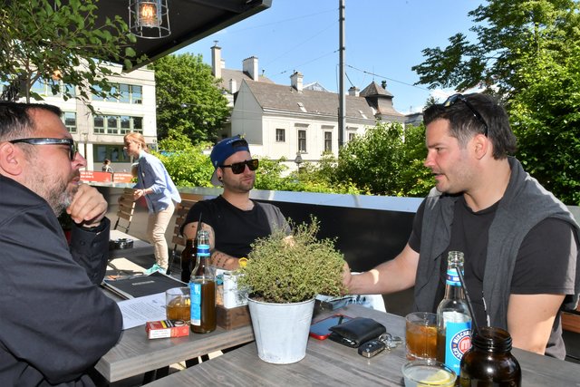 Im 25hours-Hotel: "Edmund" beim Interview mit bz-Redakteur Thomas Netopilik (li.)