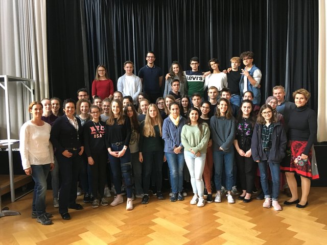 Bildlegende: "Unternehmerin macht Schule" im BRG Biondekgasse in Baden. Links im Bild Unternehmerin Angela Fischer, Sabine Wolfram - Bezirksvertreterin von Frau in der Wirtschaft und Kommunikationsberaterin - sowie rechts im Bild Werbeagenturinhaberin Edith Oberreiter und Fachlehrer Georg Pfisterer mit zwei siebenten Klassen.