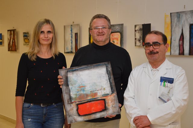 Klinische Psychologin Andrea Gedl mit dem Künstler Raphael Pittioni und dem ärztlichen Standortleiter Friedrich König.