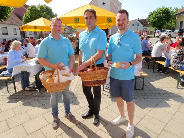 Im Service stehen Gemeinderat Harry Kobald, Bgm. Manuel Weber und Vizebgm Stefan Fuchs.