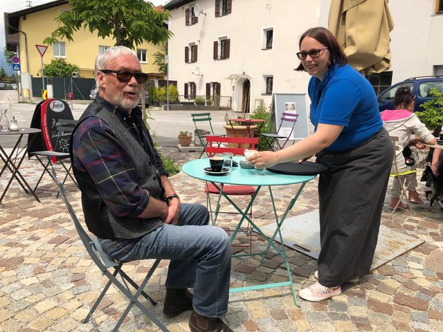 Daniela serviert ihren Gästen einen Cafe.