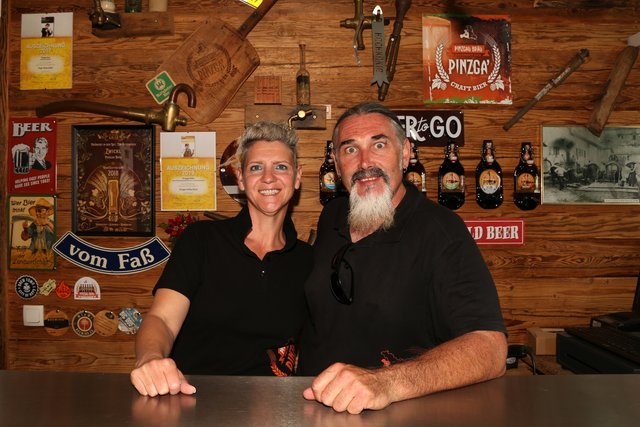 Martina und Hans Peter "Staff" Hochstaffl.