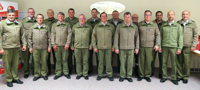 Die Mitglieder des Bezirksfeuerkommandos Vöcklabruck unter Kommandant Wolfgang Hufnagl (l.) bei der konstituierenden Sitzung im Attnanger Feuerwehrhaus.