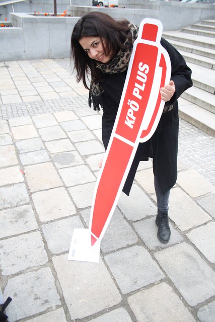 KPÖ Plus-Kandidatin Katerina Anastasiou beim Neuen Rathaus. | Foto: KPÖ Plus