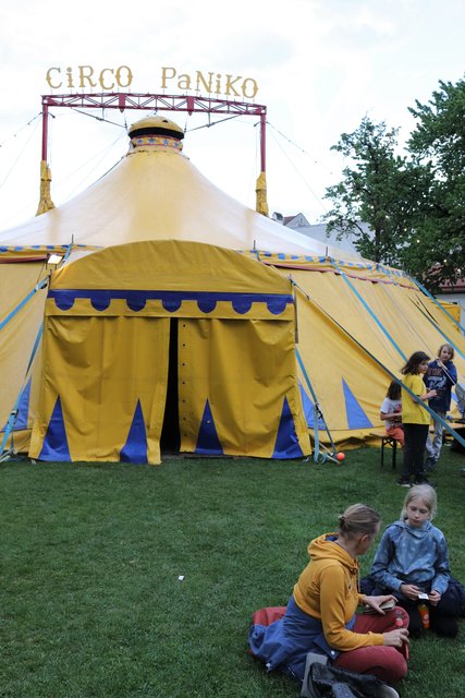 Der Circo Paniko gastiert zur Zeit im Hofratsgarten der Burg Hasegg.