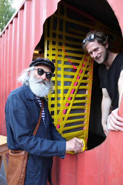 Letzte "Sicherheits-"Vorbereitungen vor dem großen Ansturm.