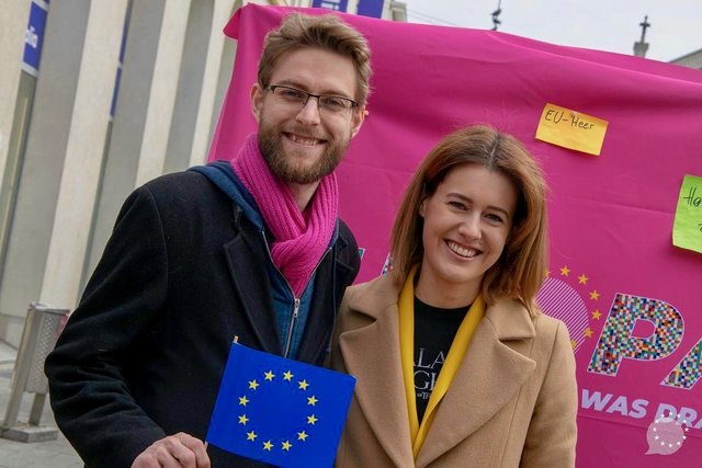 Neos-Spitzenkandidatin Claudia Gamon gemeinsam mit OÖ-Kandidat Stefan Schobesberger beim Wahlkampfeinsatz in Linz. | Foto: Neos