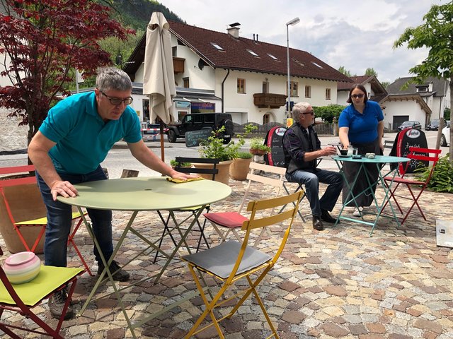 Herbert wischt fleißig die Tische im Gastgarten.