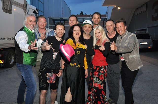 Seer-Bandleader Alfred Jaklitsch mit Sabine Holzinger, Astrid Winterberger, Jürgen Leitner, Wolfgang Luckner, Thomas Eder, Dietmar Kastowsky, Daniel Schröckenfuchs und Semtainment Managing Director Thomas Semmler (ganz rechts)