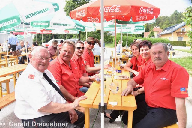 Die Oldtimerrunde Wetzawinkel mit Obmann Norbert Dunkl (2.v.l.) 