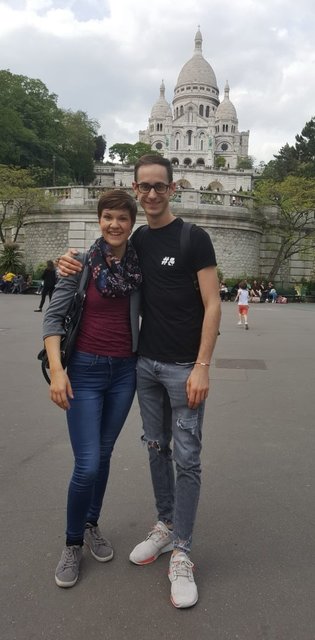 Babsi und Klemens beim Spaziergang in Momartre.