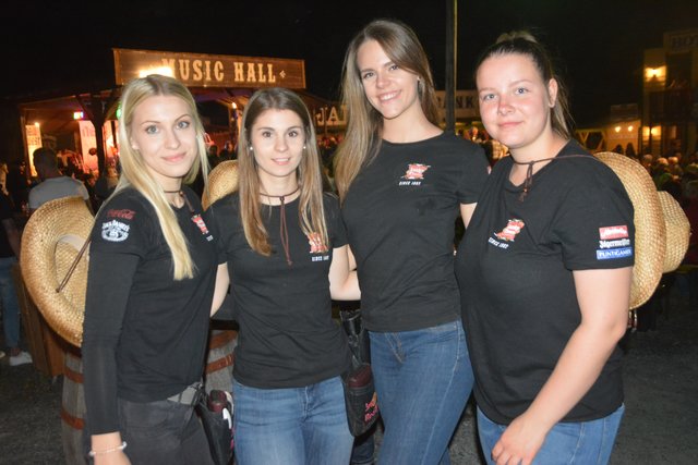 Die Lucky Town-Cowgirls hatten am Eröffnungsabend schon viel zu tun.