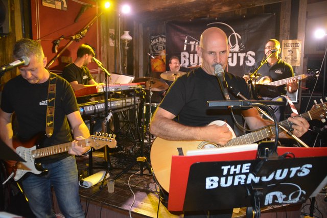 The Burnouts spielten im Saloon.