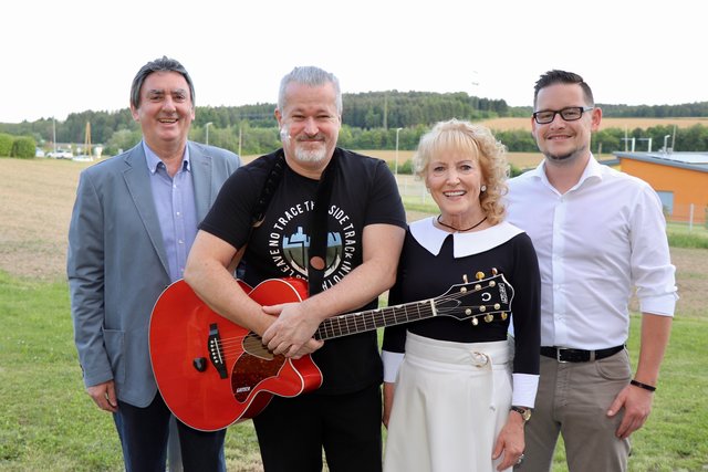 Kabarettist Mike Supancic (2.v.l.) begeisterte auch Bgm. Günter Müller, Kulturreferentin Helga Glatz und Gemeinderat Christoph Miksch.