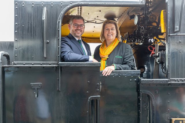Ludwig Schleritzko und Barbara Komarek als zukünftige Lokführer