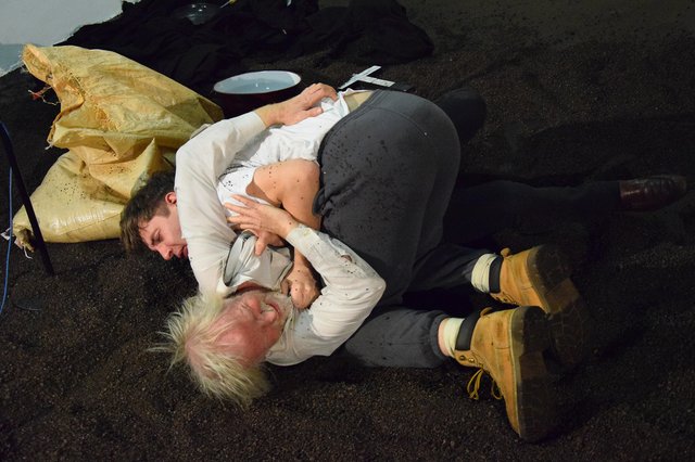 Szenenausschnitt (Probe): "Laß dich heimgeigen, Vater, oder Den Tod ins Herz mir schreibe" von Josef Winkler, eine Produktion des Stadttheaters am Tonhof Maria Saal