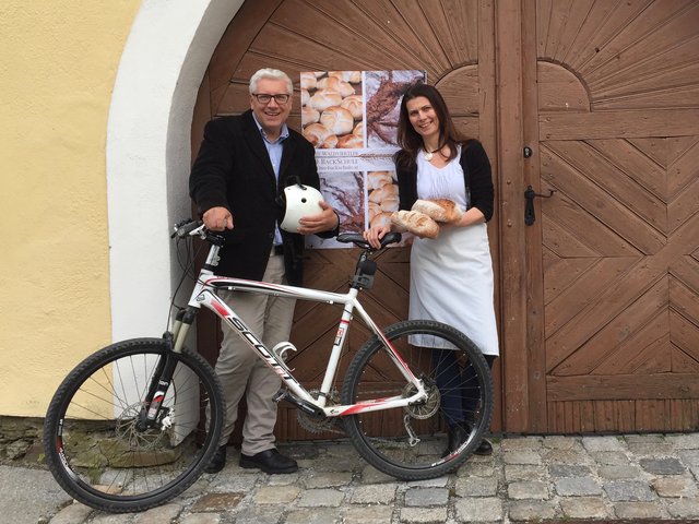 Willi Erasmus vom Radweg Thayarunde und Elisabeth Ruckser, Leiterin der ERSTEN WALDVIERTLER BIO-BACKSCHULE in Drosendorf, laden zu Pfingsten ins Thayatal.   | Foto: Franziska Schaumberger/Bio-Backschule