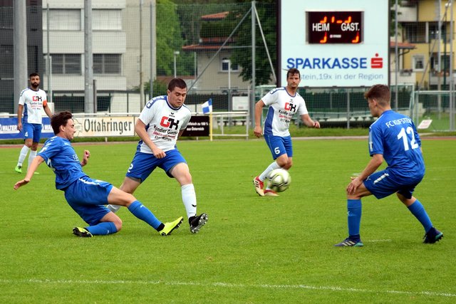 Von li. nach re.: Jonas Gruber (FCK) - Alexander Szabo (FCB) - Christian Thaler (FCB) und Filip Ilic (FCK).