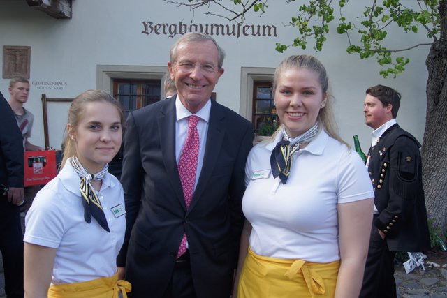 FestrednerLandeshauptmann Wilfried Gaslauer zeigte sich begeistert von der Kompetenz des Serviceteams der HBLW Saalfelden. Foto: Robert Kalss