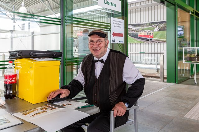 Günter Stöckl freut sich, alle Sonderpostmarken verkauft zu haben