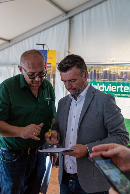 Herbert Frantes und Thomas Breit gehen noch eimal die Programmpunkte durch.